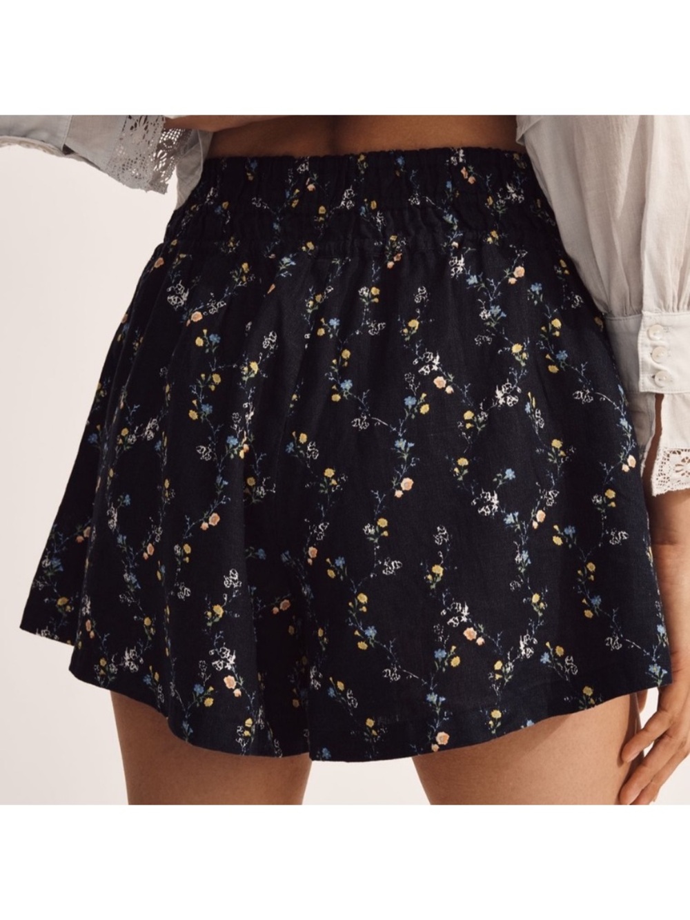 Anthropologie Somerset Navy Blue Floral Shorts, Size XXS.